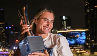 ارینا سبالنکا کا برسبین اوپن کی ٹرافی کے ساتھ فوٹو سیشن