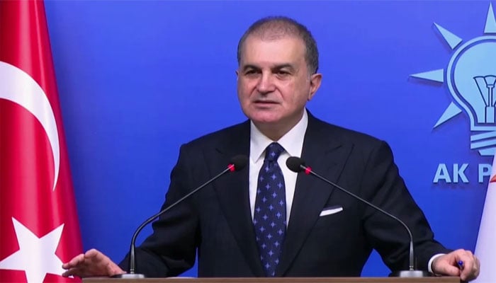 ترک حکمراں جماعت کے ترجمان عمر سلیک انقرہ میں صدر رجب طیب اردگان کی زیرصدارت اے کے پی کے اجلاس کے بعد میڈیا سے خطاب کر رہے ہیں(تصویر سوشل میڈیا)