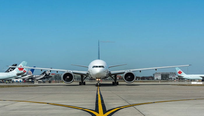 لندن کے ہیتھرو ایئرپورٹ کا ایک منظر(تصویر سوشل میڈیا)۔