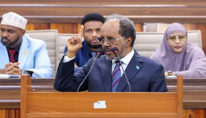 صومالیہ کے صدر حسن شیخ محمود موگادیشو میں ھنگامی پارلیمینٹری سیشن سے خطاب کر رہے ہیں(تصویر سوشل میڈیا)۔