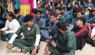 بھارت: میڈیکل طالبہ کی خودکشی، اہلِ خانہ کا کالج عملے پر ہراسانی کا الزام