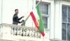 لندن: ایرانی سفارتخانے پر قبل از انقلاب ’شیر و خورشید‘ والا پرچم لہرا دیا