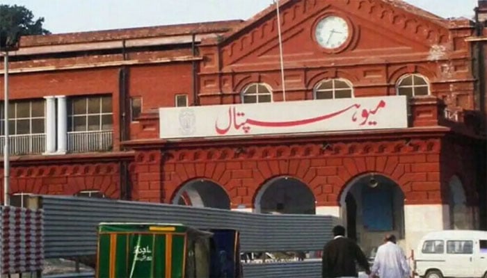 لاہور میں سردی بڑھتے ہی میو اسپتال آنیوالے مریضوں میں اضافہ ہوگیا