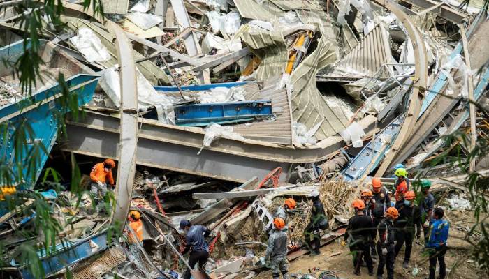 Philippines landfill collapse: Death toll rises to 11, dozens missing