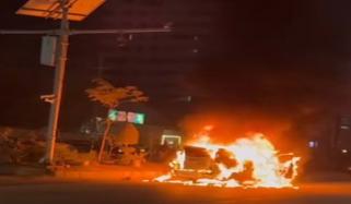 کراچی، شارع فیصل پر گاڑی میں آگ لگ گئی