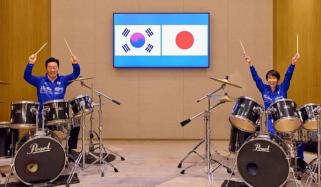 جاپان اور جنوبی کوریا کے مابین ’ڈرم اسٹک ڈپلومیسی‘، رہنماؤں نے ’کےپاپ‘ دھنوں پر ڈرم بجا دیے