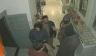 کراچی: سادہ لباس اہلکاروں کا تاجر کے گھر چھاپا، وڈیو سامنے آگئی