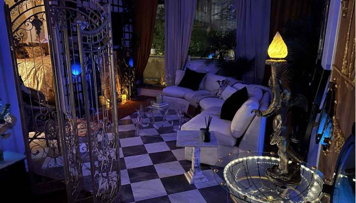 Titanic fan brings ship to life with mind-blowing apartment makeover