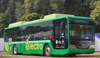 بہاولپور، گرین الیکٹرک بس پر پتھراؤ کرنے والے بچے کو ڈرائیور نے پکڑ لیا