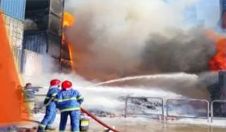 کراچی بندرگاہ پر آگ لگنے کے بعد دو جہازوں کی ہینڈلنگ روک دی گئی