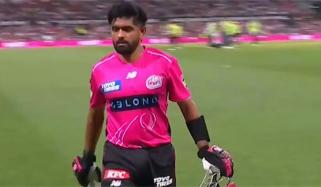 اسٹیو اسمتھ کا بابر اعظم کو اسٹرائیک نہ دینے کیلئے آخری بال پر سنگل سے گریز