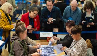 انگلینڈ، ایک تہائی سے زائد کونسلوں کی لوکل الیکشن ملتوی کرنے کی درخواست