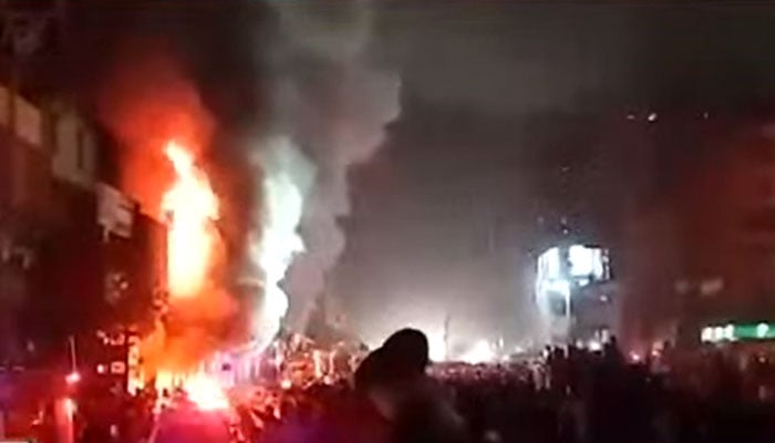 کراچی: ایم اے جناح روڈ پر شاپنگ پلازہ میں آتشزدگی، 3 افراد جاں بحق