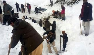 استور سمیت بالائی علاقوں میں شدید برف باری، زمینی رابطہ منقطع