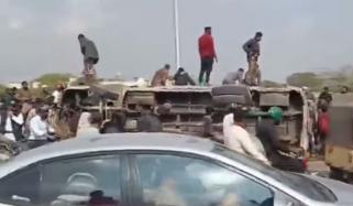 کراچی: ڈرگ روڈ پر مسافر کوچ اُلٹ گئی، 3 خواتین سمیت متعدد افراد زخمی