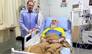 ملائیشین وزیراعظم انور ابراہیم کی گلبدین حکمت یار سے اسپتال میں ملاقات 