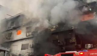 کراچی: ایم اے جناح روڈ پر شاپنگ پلازہ میں آتشزدگی، 5 افراد جاں بحق 