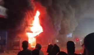 کراچی: ایم اے جناح روڈ پر شاپنگ پلازہ میں آگ لگ گئی