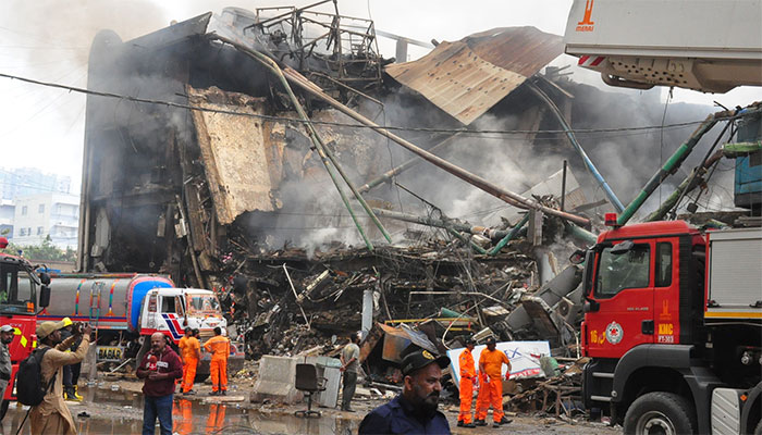 کراچی: فائر فائٹر 24 گھنٹے بعد گل پلازا میں داخل، محدود سرچ آپریشن