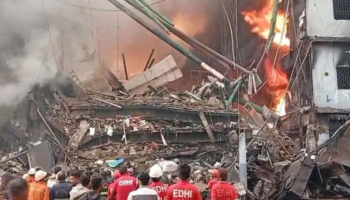 Deadly Gul Plaza blaze kills six in Karachi, hundreds remain missing