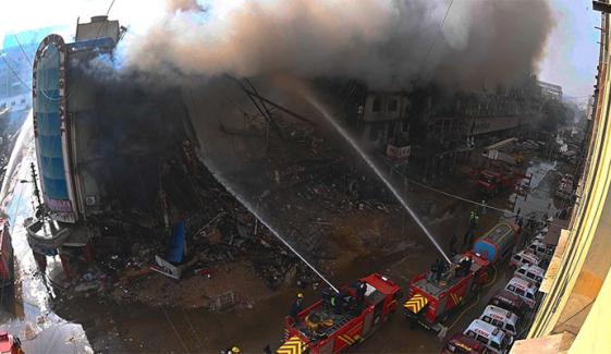 گل پلازہ آتشزدگی، عمارت کا بڑا حصہ گرگیا، تا حال آگ نہ بجھائی جا سکی