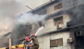 کراچی، گل پلازہ میں آگ سے جاں بحق افراد کی تعداد 6 ہوگئی