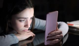 کیا سوشل میڈیا واقعی نقصان دہ ہے؟ نئی تحقیق نے اسکرین ٹائم کے خدشات کو چیلنج کر دیا