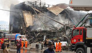 گل پلازہ آتشزدگی: عقبی حصوں کے بعد عمارت کا اگلا حصہ بھی گر گیا