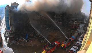 کراچی: گل پلازہ کی عمارت کا بڑا حصہ گرگیا، 6 افراد جاں بحق، تاحال آگ نہ بجھائی جا سکی 