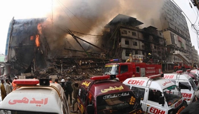 کراچی: شاپنگ پلاز۱ کی آگ بجھا دی گئی، کولنگ کا عمل جاری، جاں بحق افراد کی تعداد 10 ہوگئی