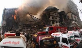 کراچی: گل پلازا سے مزید 2 لاشیں نکال لی گئیں، جاں بحق افراد کی تعداد 8 ہوگئی 