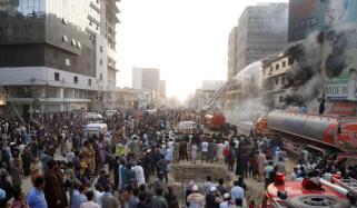 کراچی، لوگوں کی بڑی تعداد گل پلازا پہنچ گئی، اندر داخل ہونے کی کوشش