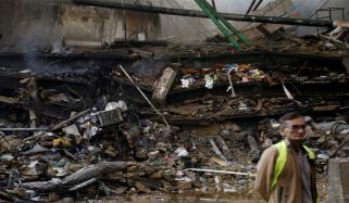 گل پلازہ کے ملبے کو جیسے ہی ہٹاتے ہیں، شعلے بلند ہوتے ہیں، اسکاؤٹس رکن 