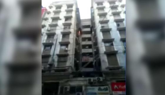 کراچی: صدر میں واقع عمارت کے فلیٹ میں آگ لگ گئی