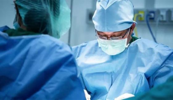 انگلینڈ کے سرکاری اسپتالوں میں علاج کیلئے طویل انتظار سنگین مسئلہ بن گیا