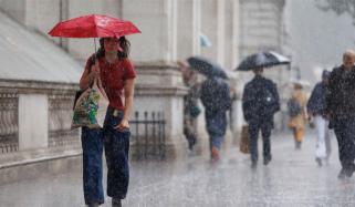 انگلینڈ: کئی علاقوں میں طوفانی ہواﺅں اور موسلا دھار بارشوں سے نظام زندگی مفلوج 