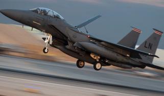 امریکا نے ایف 15 ای کا اسکواڈرن مشرق وسطیٰ کے ایک اڈے پر پہنچا دیا