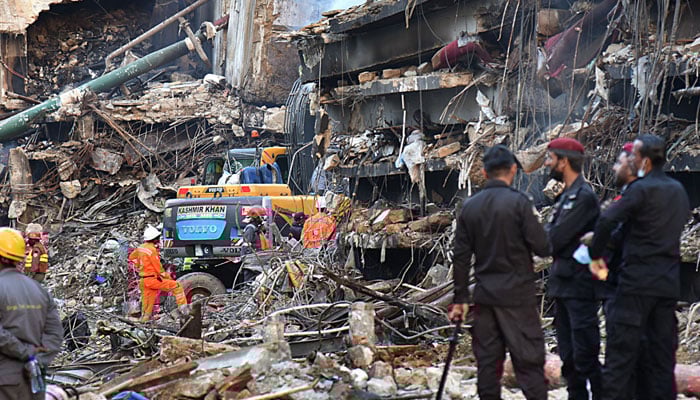 گل پلازا سانحہ: سندھ بلڈنگ کنٹرول اتھارٹی نے کمشنر کراچی کو 7 فائلیں پیش کردیں