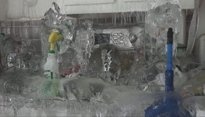 کینیڈا: پیسے بچانے کیلئے ہیٹنگ بند کردی، اپارٹمنٹ برفانی قلعہ بن گیا