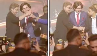 شاہ رخ خان نے سیلفی لینے کی کوشش کرتے مداح کا فون چھین لیا، ویڈیو وائرل