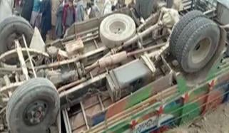 بھلوال میں ٹرک الٹنے سے 4 افراد جاں بحق