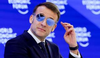 میکرون نے ڈیووس میں خطاب کے دوران نیلا چشمہ کیوں پہنا؟ 