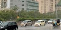 کراچی کے مختلف علاقوں میں تیز ہواؤں کے ساتھ بارش