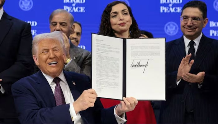 امریکی صدر ڈونلڈ ٹرمپ بورڈ آف پیس معاہدے پر دستخط کے بعد میڈیا کو دکھا رہے ہیں۔