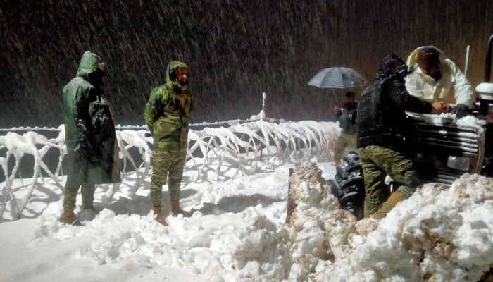 وادی تیراہ: برفباری میں پھنسے آئی ڈی پیز کیلئے ریسکیو آپریشن جاری