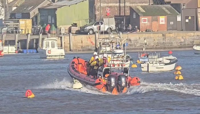 نعش ملنے سے قبل تلاش کا ایک منظر(تصویر سوشل میڈیا)۔