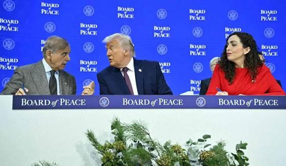 وزیراعظم شہباز شریف کی صدر ٹرمپ سے سرگوشیاں توجہ کا مرکز بن گئیں 