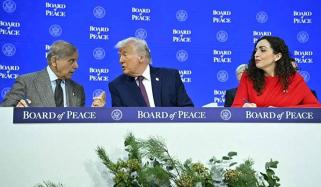 وزیراعظم شہباز شریف کی صدر ٹرمپ سے سرگوشیاں توجہ کا مرکز بن گئیں 