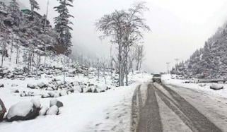 بالائی علاقوں میں مسلسل برفباری، نظام زندگی مفلوج، لوگ گھروں میں محصور