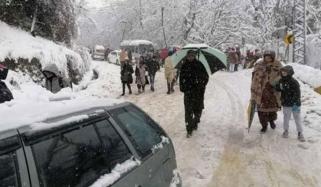 مری میں شدید برفباری کے بعد ضلعی انتظامیہ ہائی الرٹ